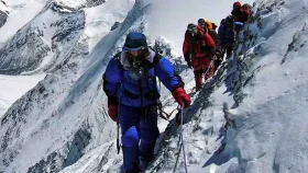 এভারেস্টে তীব্র তুষারঝড়ে আটকা ১ হাজার পর্যটক