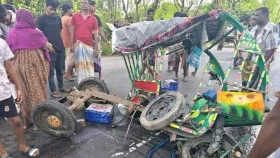 নাটোরে অটোরিকশায় বাসের ধাক্কা, ৩ যাত্রী নিহত 