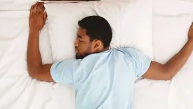 উপুড় হয়ে ঘুমানোতে স্বস্তি, কিন্তু বিপদও কম নয়