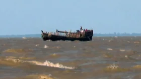 ফিশিং ট্রলারসহ ২৬ জেলেকে উদ্ধার করেছে নৌবাহিনী