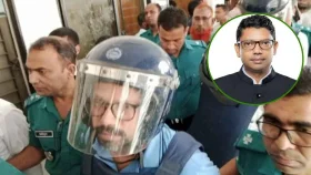 আদালত চত্বরে হুঁশিয়ারি বার্তা পলকের