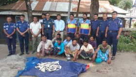 ইলিশ ধরার অপরাধে রাজবাড়ীতে ৯ জেলে আটক