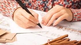 কাগজের গন্ধে মিশে থাকা আবেগের গল্প- চিঠি