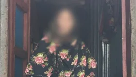 ১৯ বছরের তরুণকে বিয়ে করতে ৪৫ বছরের নারীর অনশন