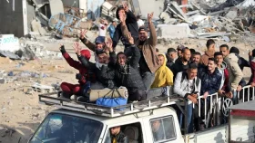 যুদ্ধবিরতি কার্যকর: ধ্বংসস্তূপে ফিরছে গাজার মানুষ