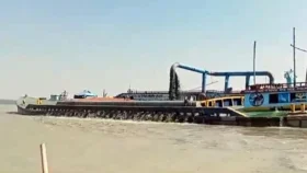 নদীতে ফ্রি স্টাইলে বালু উত্তোলন, ভাঙছে বেড়িবাঁধ-বসতি-কৃষিজমি