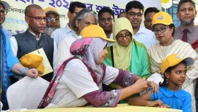 প্রথম দিনেই টাইফয়েড টিকা পেয়েছে ১০ লাখ শিশু
