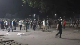 মধ্যরাতে ঢাবি ও ঢাকা কলেজ শিক্ষার্থীদের সংঘর্ষ, পরিস্থিতি থমথমে 