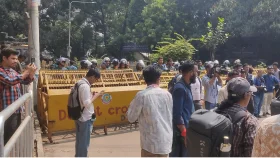 শিক্ষা ভবনের সামনে শিক্ষার্থীরা, সড়কে পুলিশের ব্যারিকেড