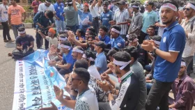 শিক্ষা ভবনের সামনে শিক্ষার্থীরা, সড়কে পুলিশের ব্যারিকেড