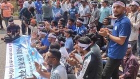 দাবি না মানলে সড়ক ছাড়বে না সাত কলেজ শিক্ষার্থীরা