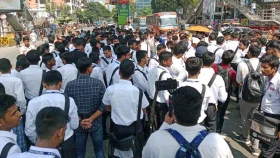 ঢাকা কলেজ শিক্ষার্থীদের সায়েন্সল্যাব অবরোধ