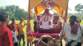 বাগাতিপাড়ায় ঘোড়ার গাড়িতে চড়িয়ে শিক্ষকের রাজকীয় বিদায় 