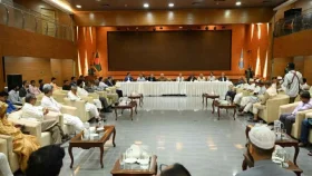 রাজনৈতিক দলগুলোর সঙ্গে জরুরি বৈঠকে প্রধান উপদেষ্টা