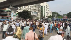 ব্যারিকেড ভেঙে শাহবাগে শিক্ষকদের অবস্থান