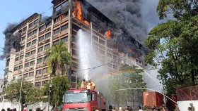 ছয় ঘণ্টায়ও নিয়ন্ত্রণে আসেনি আগুন, ভবন ধসের আশঙ্কা