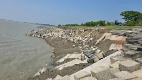 ৩০০ কোটি টাকার বেড়িবাঁধ সাগরে বিলীন, আতঙ্কে এলাকাবাসী