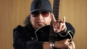 ভক্তদের মাঝে আজও বেঁচে আছেন গিটারের জাদুকর