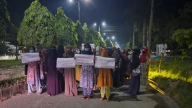 হেলথ কেয়ারে ভোগান্তি, সিট চেয়ে বাকৃবি ছাত্রীদের বিক্ষোভ 