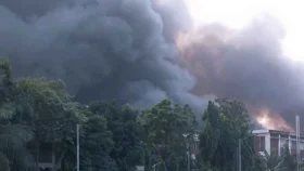 বিমানবন্দরের ভয়াবহ আগুনে কালো ধোঁয়ায় আচ্ছন্ন আকাশ