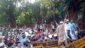 শিক্ষকদের ‘ভুখা মিছিল’ আটকে দিলো পুলিশ