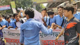 দখলমুক্ত সড়কের দাবিতে ফার্মগেটে শিক্ষার্থীদের বিক্ষোভ