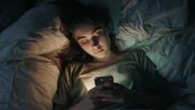 রাতে স্মার্টফোন ব্যবহার করলে শরীরের যে ক্ষতি হয়