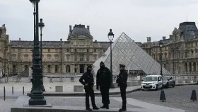 যেভাবে ল্যুভর মিউজিয়াম থেকে চুরি হয়ে গেল 'অমূল্য' রত্ন