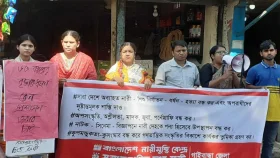 সাদুল্লাপুরে ষাটোর্ধ্ব বৃদ্ধাকে ধর্ষণের প্রতিবাদে মানববন্ধন