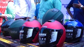 টাঙ্গাইলে শতাধিক মোটরসাইকেল চালকের মাঝে হেলমেট বিতরণ