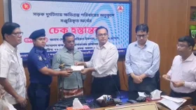 চুয়াডাঙ্গায় সড়ক দুর্ঘটনায় হতাহতদের মাঝে চেক বিতরণ
