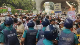 ইবতেদায়ী শিক্ষকদের পদযাত্রায় পুলিশের বাধা