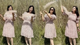 কাশফুলের স্নিগ্ধ সৌন্দর্যে মুগ্ধ বুবলী