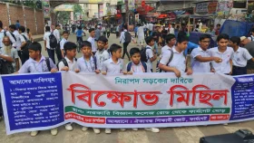 নিরাপদ সড়কের দাবিতে ফার্মগেটে সড়ক অবরোধ শিক্ষার্থীদের