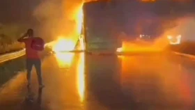 ভারতে মোটরসাইকেলের সঙ্গে সংঘর্ষের পর বাসে আগুন, নিহত ২৫