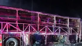 চলন্ত বাসে ভয়াবহ অগ্নিকাণ্ড, বহু হতাহতের শঙ্কা