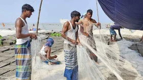মধ্যরাতে উঠছে নিষেধাজ্ঞা, ইলিশ ধরতে প্রস্তুত জেলেরা
