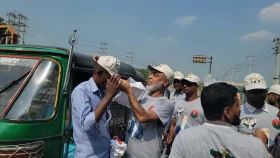 সোনারগাঁওয়ে মুজাহিদ মল্লিকের টি-শার্ট, ক্যাপ ও লিফলেট বিতরণ