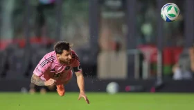 উড়ন্ত হেডসহ জোড়া গোলে মায়ামিকে জেতালেন মেসি