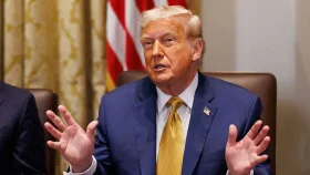 কানাডার ওপর আরও ১০ শতাংশ শুল্ক আরোপের ঘোষণা ট্রাম্পের