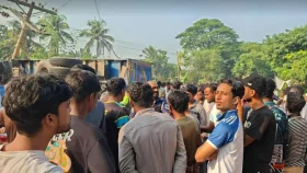 পাবনায় ট্রাকচাপায় দুই শিক্ষার্থীসহ নিহত ৩