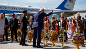 মালয়েশিয়ায় নেমেই নাচলেন ট্রাম্প