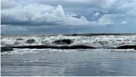 সাগরে গভীর নিম্নচাপ, ঘূর্ণিঝড়ে পরিণত হওয়ার শঙ্কা