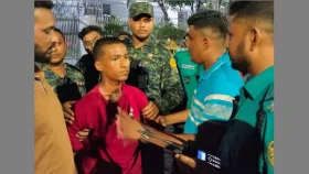 নির্বাচন কমিশনের সামনে ককটেল বিস্ফোরণ, আটক ১