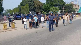 নীলফামারী কারখানা বন্ধের ঘোষণা, শ্রমিকদের বিক্ষোভ