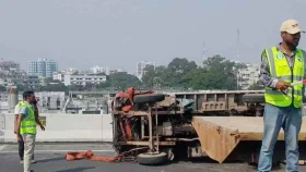 এলিভেটেড এক্সপ্রেসওয়েতে পিকআপ উল্টে এয়ারপোর্টমুখী লেন বন্ধ
