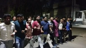 জবির ছাত্রীকে শ্লীলতাহানির প্রতিবাদে মধ্যরাতে শিক্ষার্থীদের বিক্ষোভ