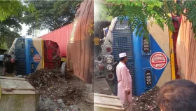 চট্টগ্রামে মালবাহী ট্রেনে ট্রাকের ধাক্কা