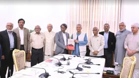 প্রধান উপদেষ্টার কাছে জুলাই সনদ বাস্তবায়নের সুপারিশমালা হস্তান্তর