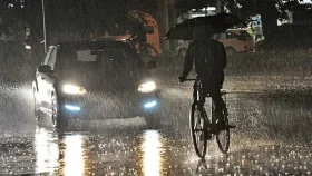 রাতে ঢাকায় বজ্রসহ বৃষ্টির আভাস